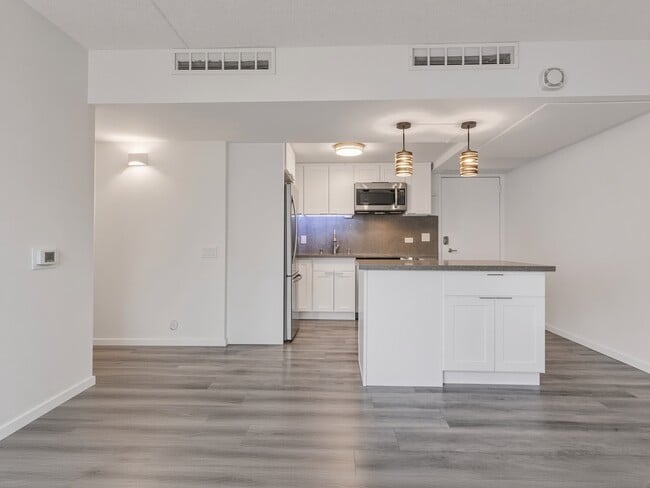Building Photo - 225 Queen St