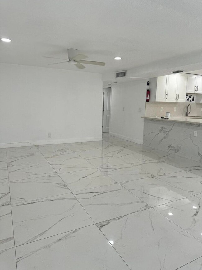 Foto del edificio - 5217 NW 18th St
