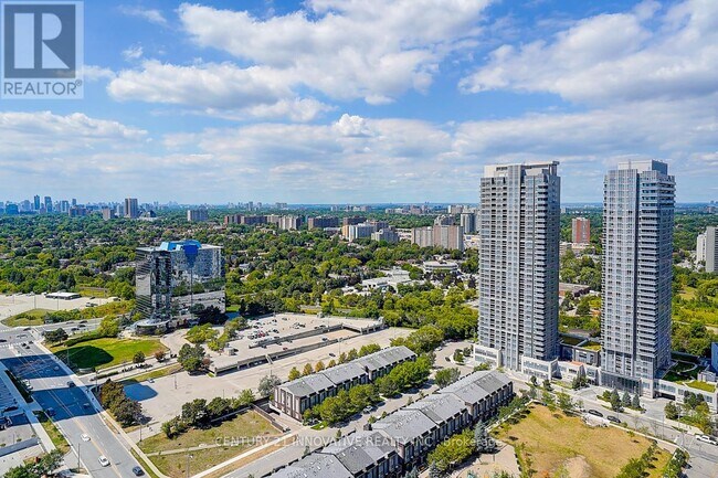 Photo du bâtiment - 135 Village Green Square