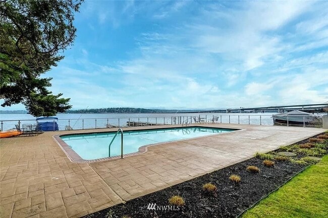 Private pool - 720 Lakeside Ave S Apartment