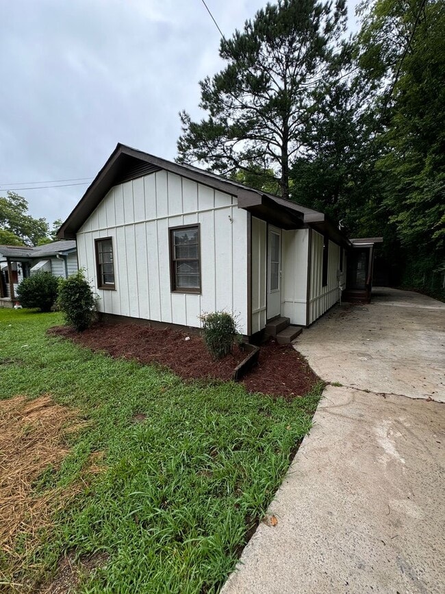 Building Photo - Nice 3/1 House in East Rome- $1,195