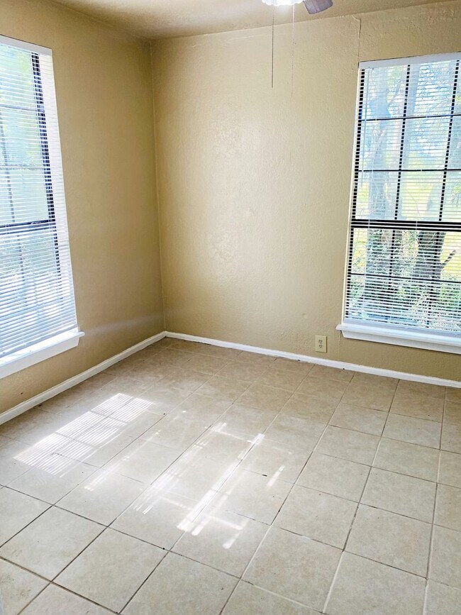 Foto del edificio - 836 N Meeker Rd