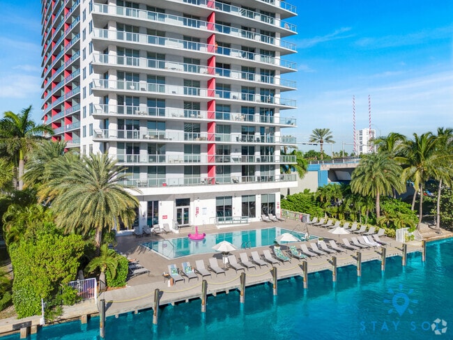 Building Photo - 2602 E Hallandale Beach Blvd