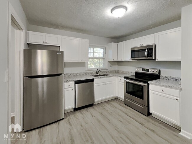 Building Photo - 2491 Crestdale Cir SE