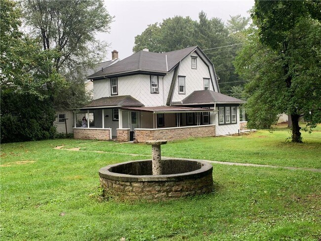 Foto del edificio - 2449 Walbert Ave