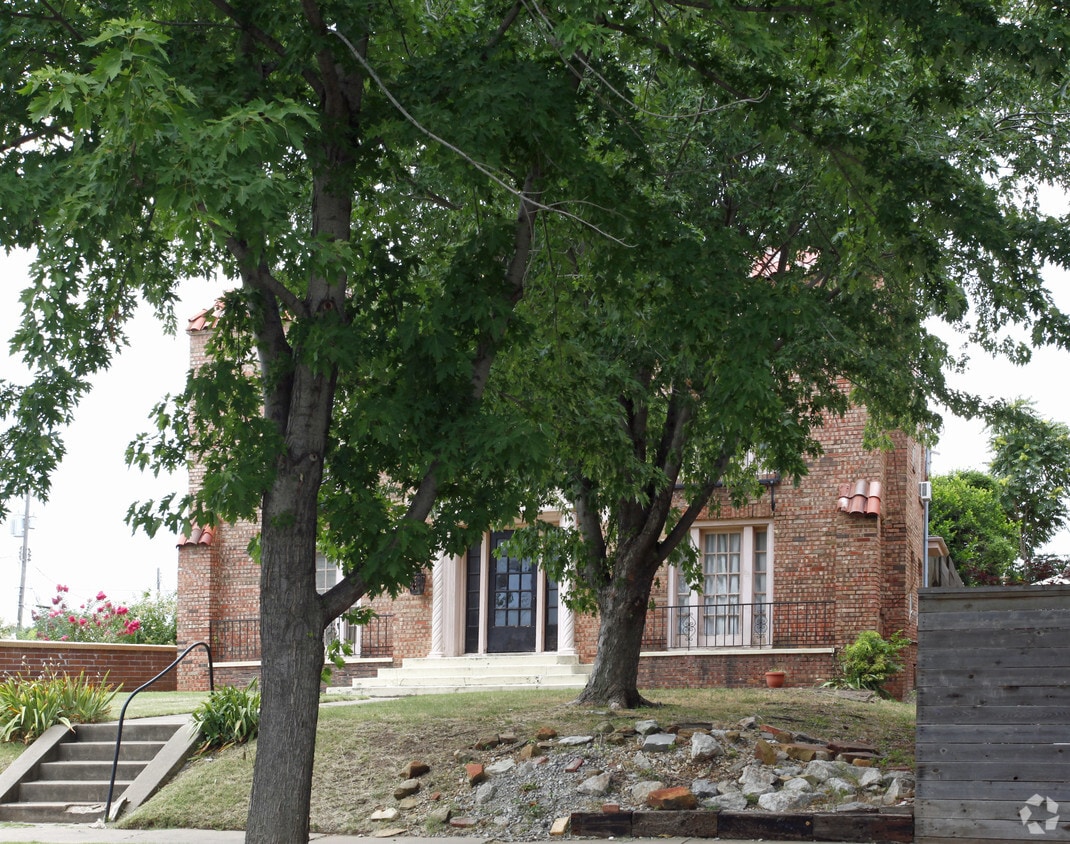 Building Photo - 1424 S Troost Ave