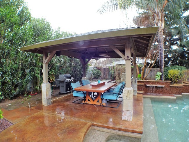 Building Photo - 417 Stonebridge Dr