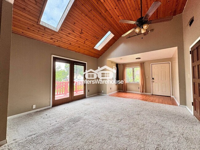 Foto del edificio - 612 E Hughes Ave