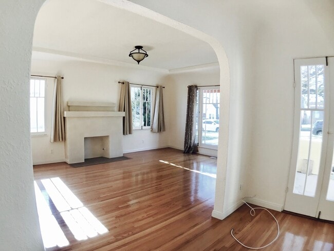 Foto del edificio - SFM Remodeled Home In Glendale with a Large Backyard.