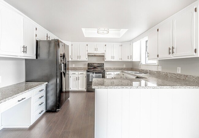 Foto del edificio - Beautiful home in an established neighborhood with a new roof is waiting for you!