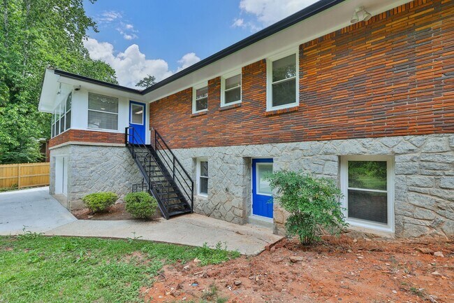 Foto del edificio - "Stunning 5-Bed, 3-Bath Haven with Sunroom...