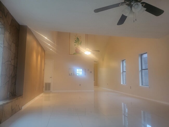 Foto del edificio - 702 Zebra Dr