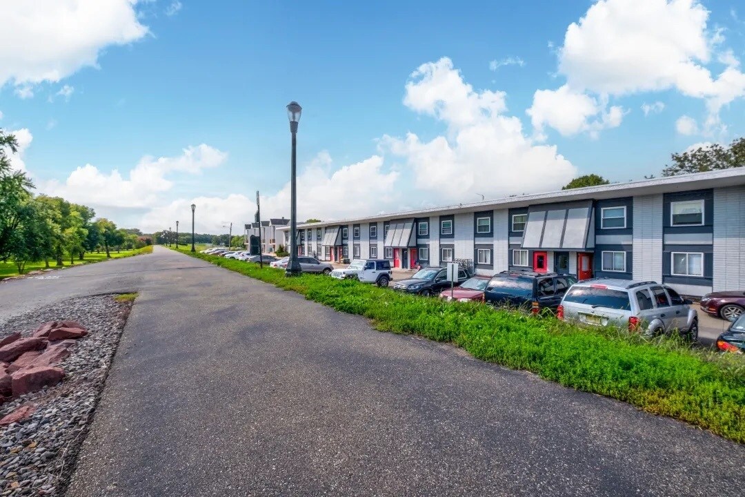 Primary Photo - 100 Parkway Blvd