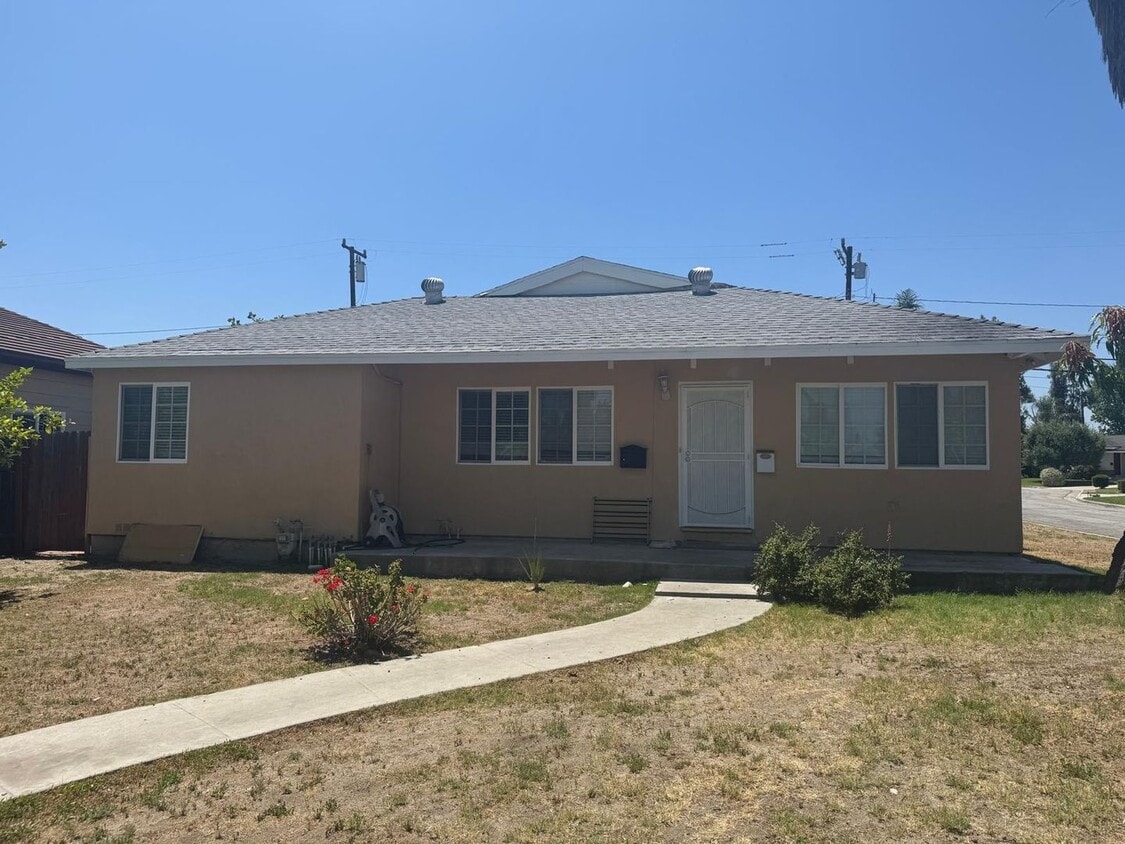 Primary Photo - Arcadia 3beds 2bath front house for lease