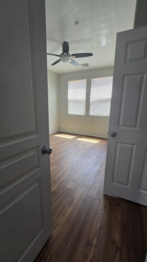Foto principal - 4300 Newton Ave