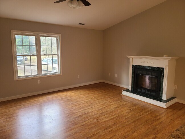 Building Photo - Charming 3 Bedroom Home with 2 Full Baths ...