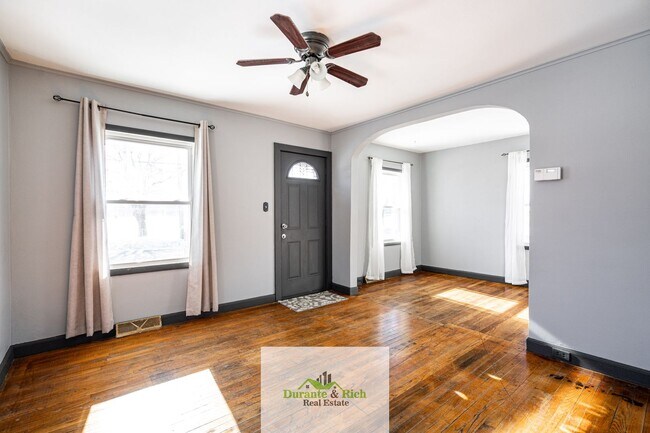 Building Photo - Adorable 2 Bedroom 1 Bath Single Family Ho...