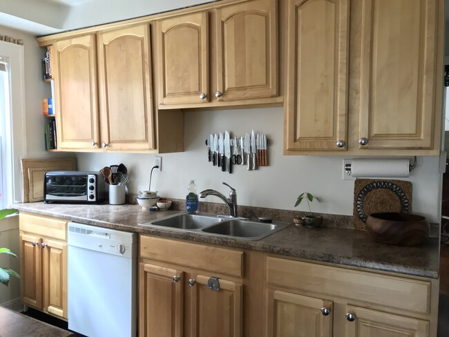 Foto del edificio - 2660 Mayfield Rd