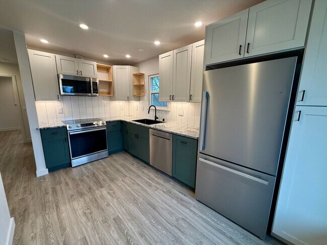 Foto del edificio - Immaculate FULL-REMODEL: 3 Bed 2 Bath Spokane Home w/ Brand New Everything!!