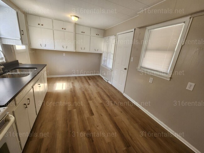 Foto del edificio - 957 N Old Manor Rd