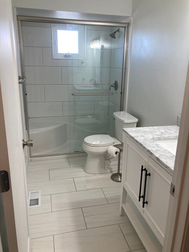 Building Photo - Charming Newly Renovated 2 Bed, 1 Bath Apa...