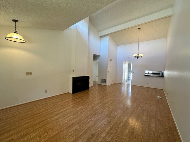 Building Photo - Beautiful Cupertino Condo Available in Wes...