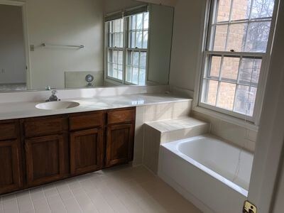 Foto del edificio - 2121 Kings Garden Way