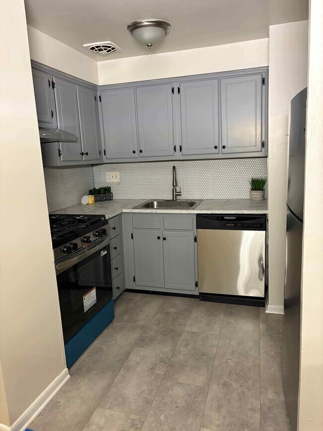 Foto del edificio - 321 Forrest Ave