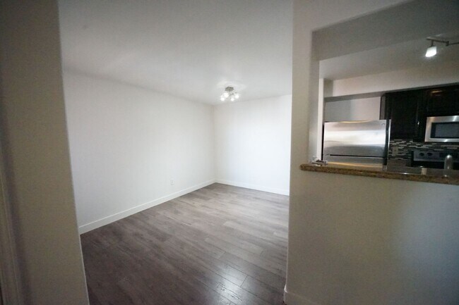 Foto del edificio - SHOWINGS AVAILABLE NOW
