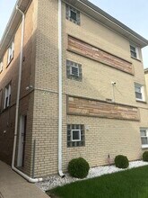 Building Photo - 7612 W Belmont Ave