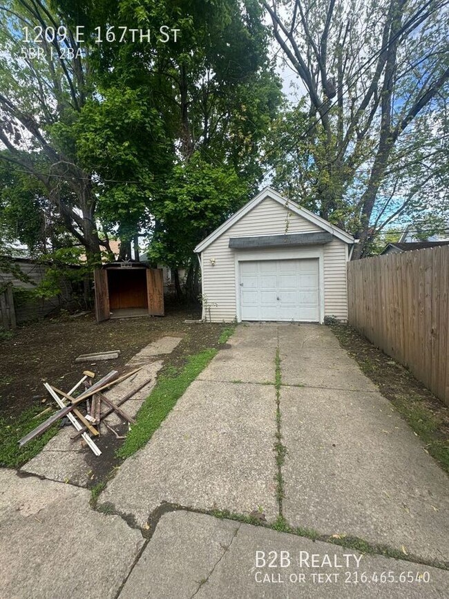 Building Photo - 1209 E 167th St