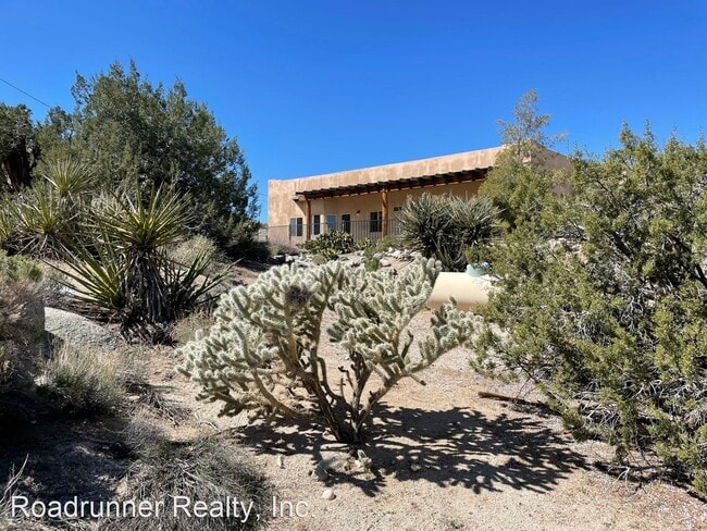 Building Photo - 4 br, 2 bath House - 6231 Mirlo Rd