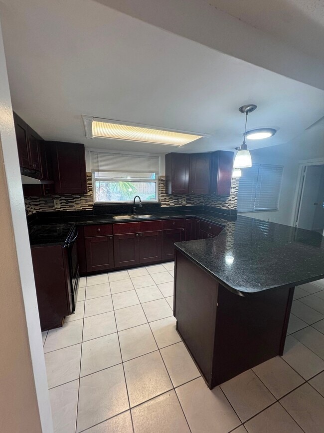 Foto del edificio - 7725 Bloomfield Dr