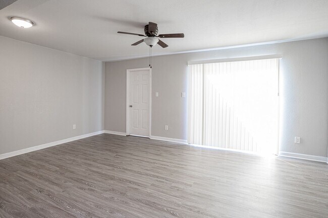 Building Photo - Beautiful 3-bedroom family Townhouse!! "ASK ABOUT OUR ZERO DEPOSIT"