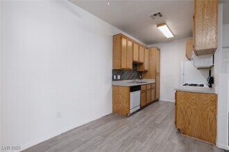 Building Photo - 4730 E Craig Rd