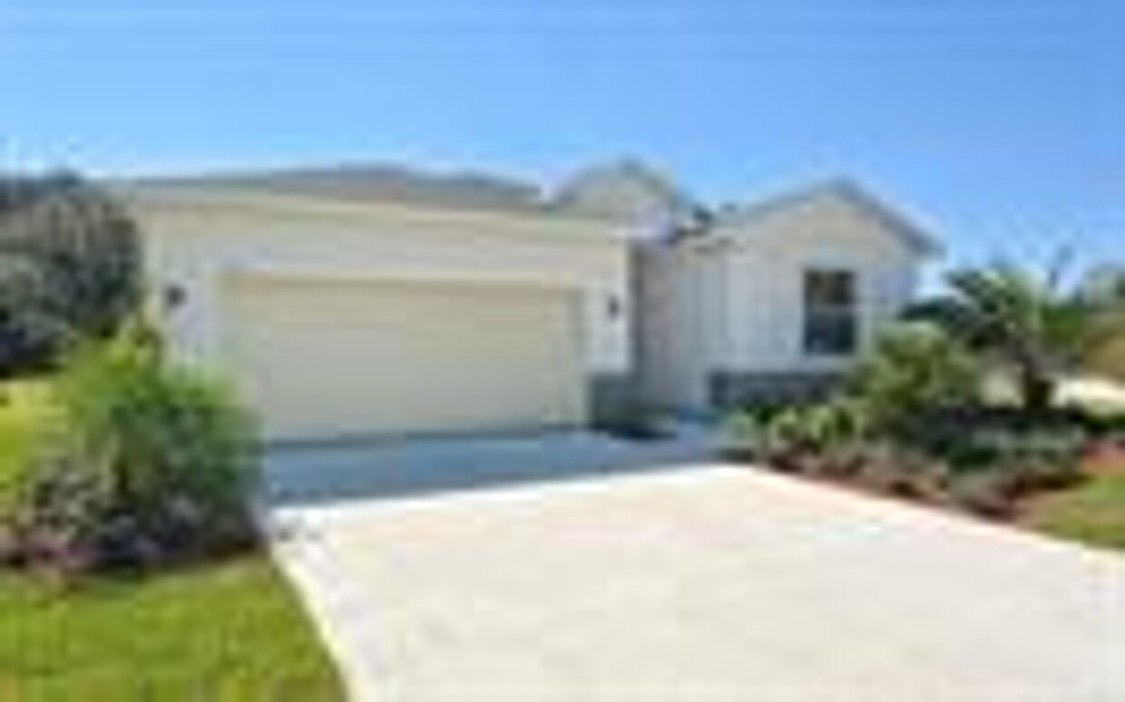 Foto principal - 4 bedroom, 3 bath, 2-car Garage