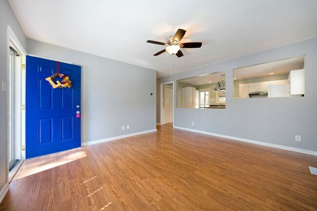 Foto del edificio - Charming 3-bed/2 bath home with large yard, screened deck located minutes from Brier Creek!