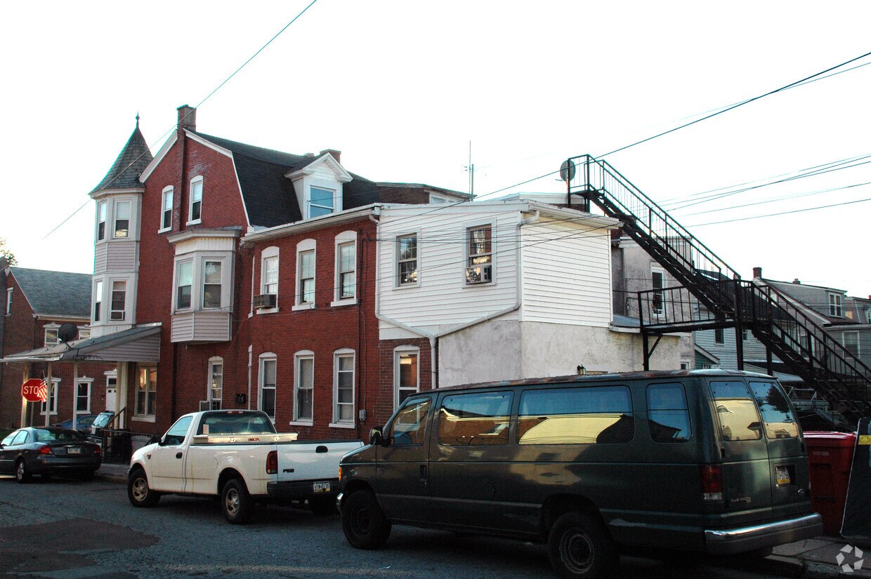 Building Photo - 1 W 4th St