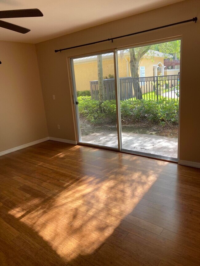 Building Photo - 1600 Crestwood Ct S