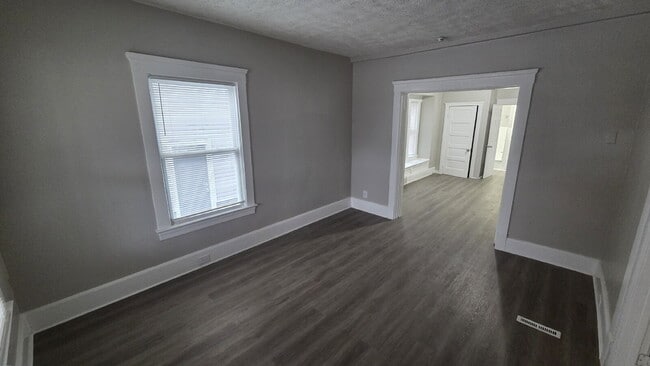 Building Photo - "2 Bedroom Duplex w/Built in Wine Rack!?! Whaaat?!?!"