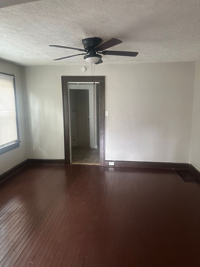 Foto del edificio - 924 N Bradley Ave