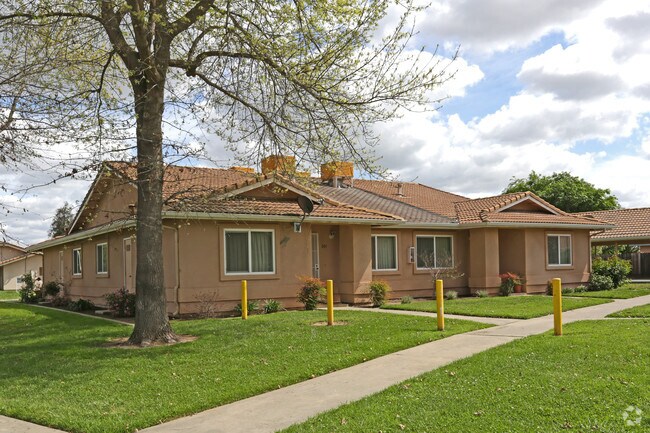 Foto del edificio - 301-445 W Oakwood Dr