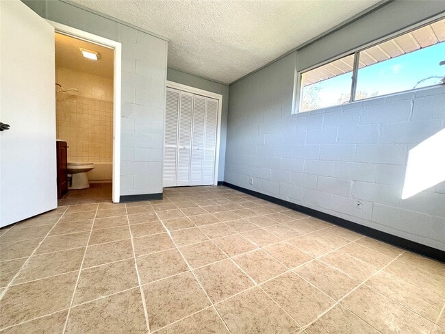 Building Photo - 425 E Park Dr