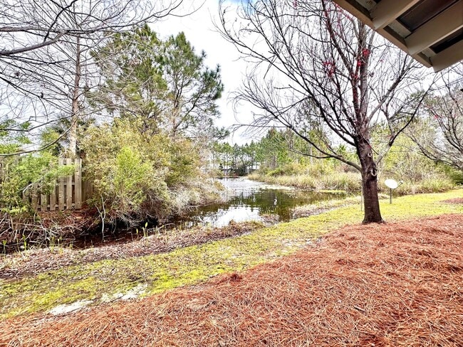 Building Photo - Spacious 3Bed/2.5Bath Townhouse in Quiet N...