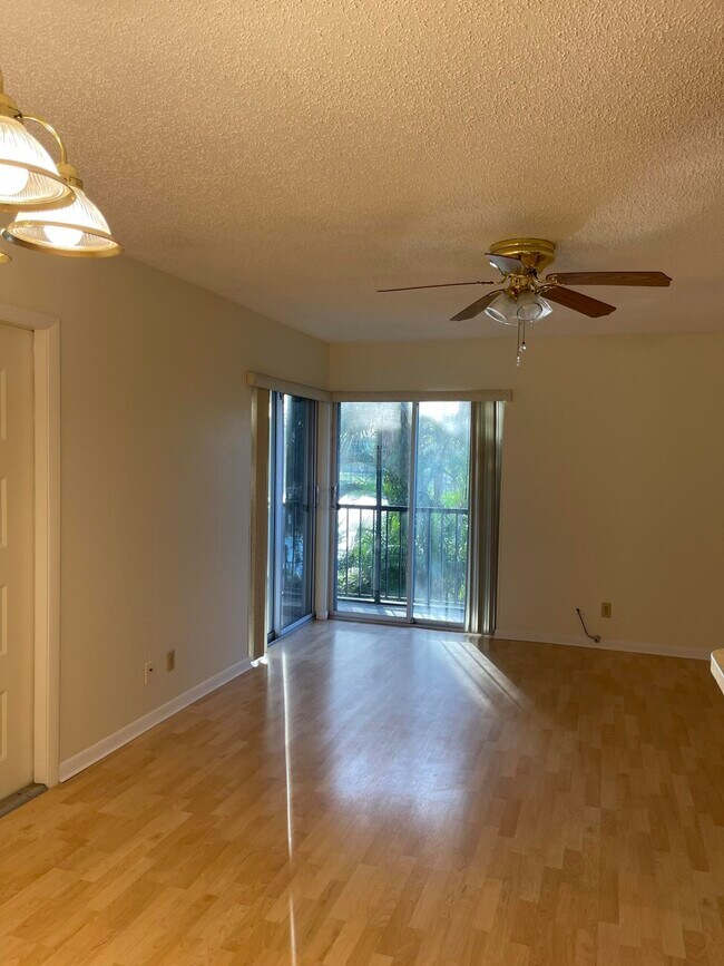 Building Photo - 1844 Fairview Villas Dr