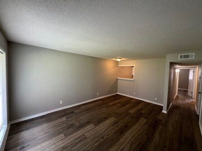 Foto del edificio - Newly Renovated 2B/1B Apartment Available ...