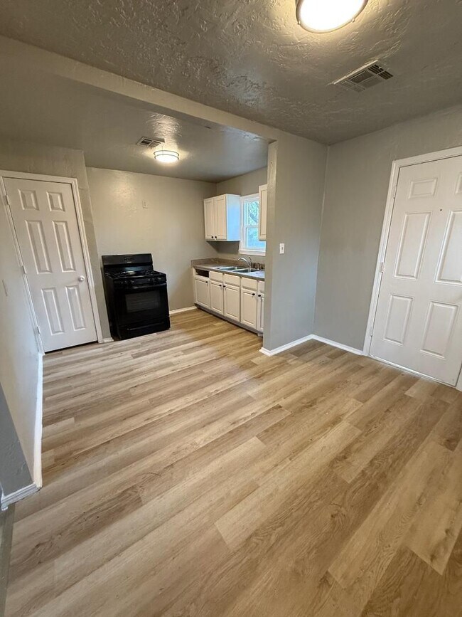 Foto del edificio - Available NOW! 2 Bed Plus Bonus Room 1 Bat...