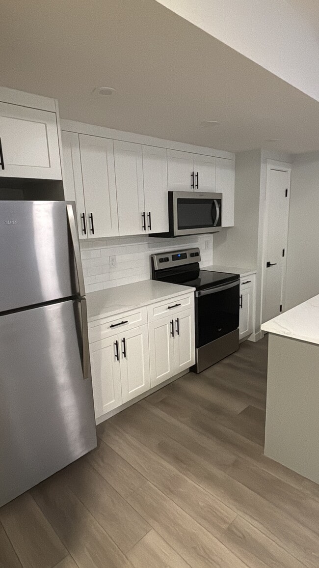 Building Photo - 11012 132 St NW