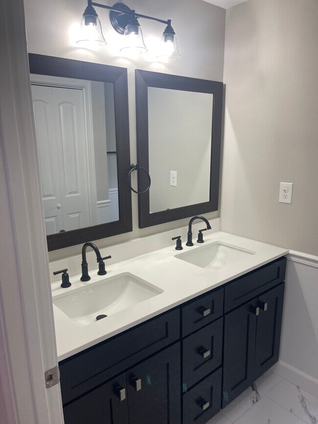 Master bathroom - 1609 Maplegreen Ln