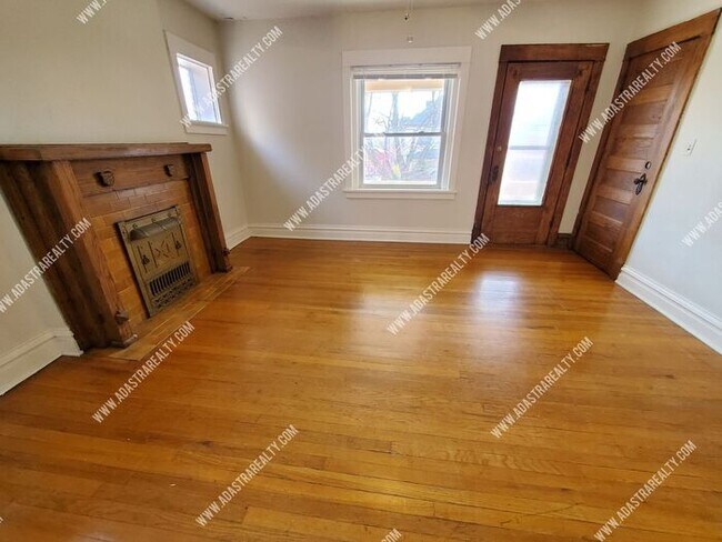 Building Photo - Spacious Apartment in Longfellow Neighborh...